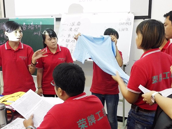 世界杯官网中文版员工培训现场